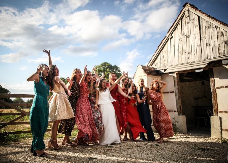 mariage-copines-mariés-joie